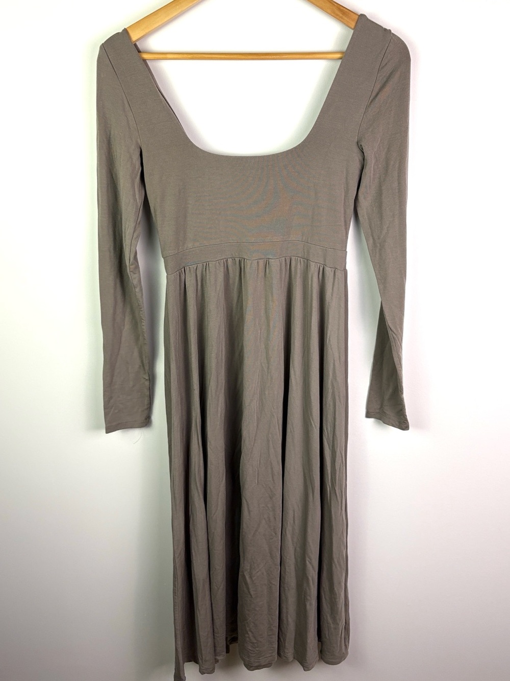 Aritzia Wilfred Long Sleeve Scoop Neck jersey knit Midi Dress in Taupe size S